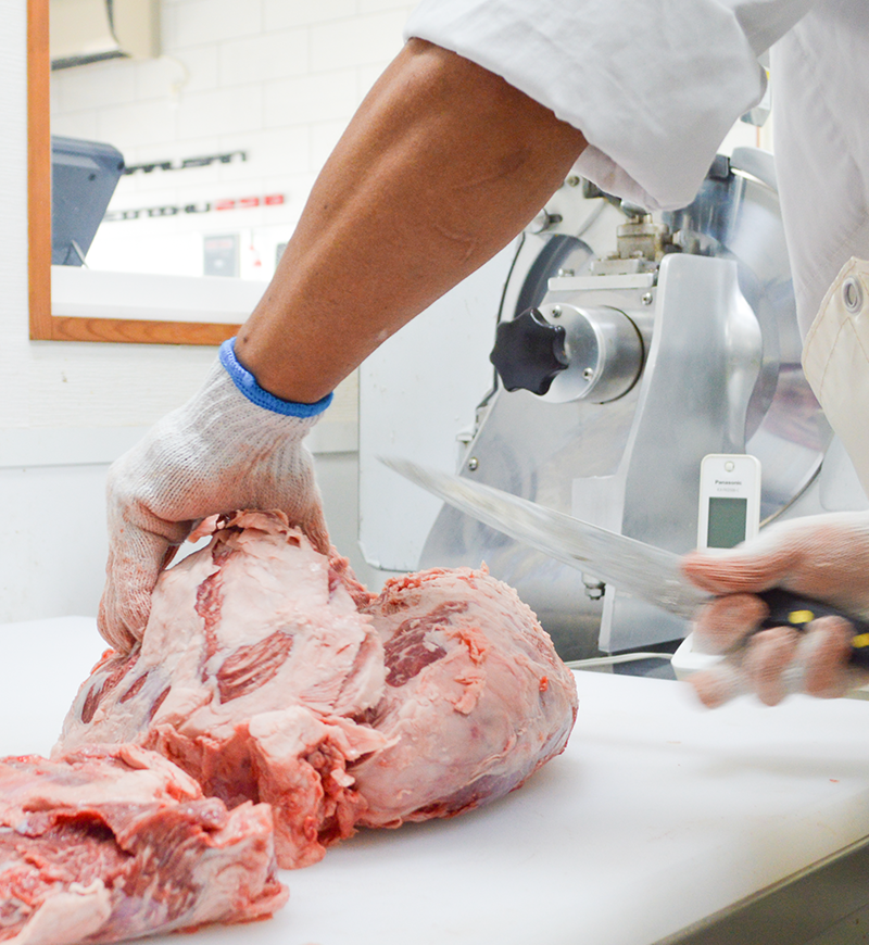 厨房で肉を切る写真